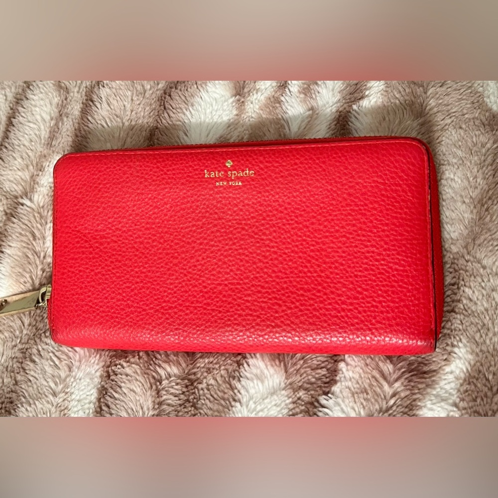 Adorable Kate Spade pebble leather coral zip wallet. Used, but good condition.